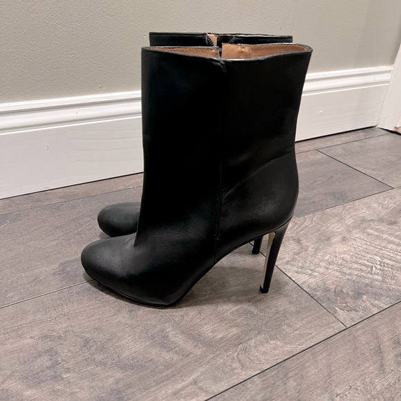 NWOT LOUISE ET CIE heel Booties! - Picture 3 of 17